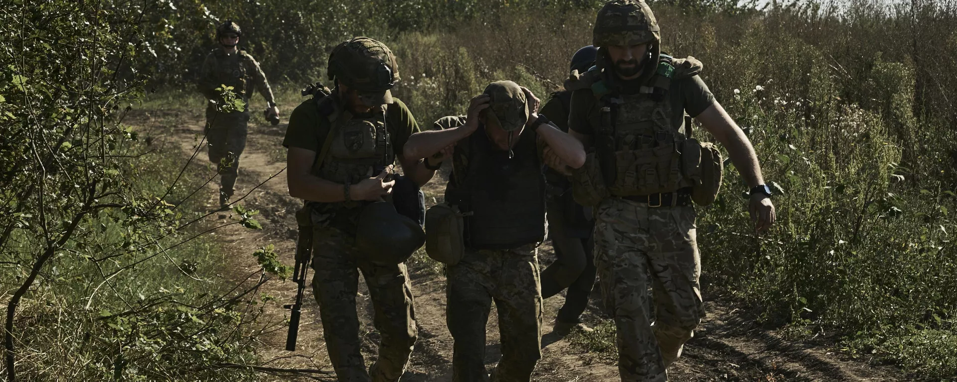 Украинские военные эвакуируют раненого в Донецкой области  - اسپوتنیک افغانستان  , 1920, 03.11.2023