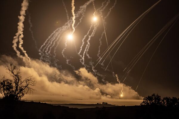 این تصویر که از سمت اسرائیل در سرحد با نوار غزه در 2 نوامبر 2023 گرفته شده است، بمباران اسرائیل در نوار غزه را در بحبوحه نبردهای جاری بین اسرائیل و جنبش فلسطینی حماس نشان می دهد - اسپوتنیک افغانستان  