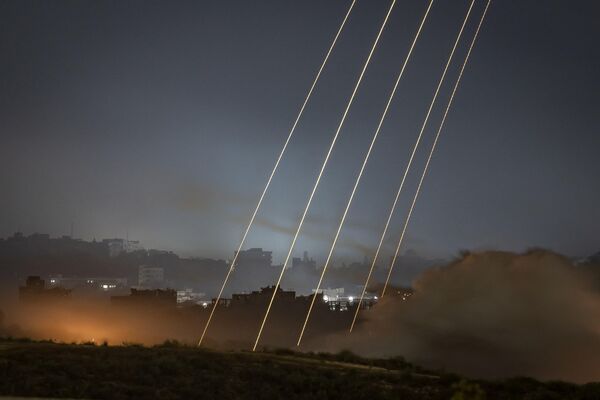 این تصویر که از سمت اسرائیل در سرحد با نوار غزه در 2 نوامبر 2023 گرفته شده است، بمباران اسرائیل در نوار غزه را در بحبوحه نبردهای جاری بین اسرائیل و جنبش فلسطینی حماس نشان می دهد - اسپوتنیک افغانستان  