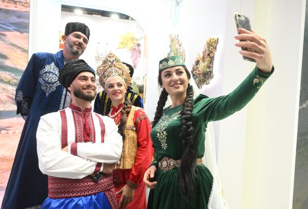 شرکت کنندگان در نمایشگاه با لباس های ملی در غرفه &quot;کریمه&quot;. - اسپوتنیک افغانستان  