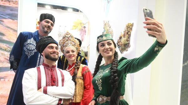 Участники выставки в национальных костюмах на стенде Крым на выставке Россия - اسپوتنیک افغانستان  