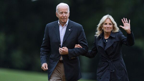 President Joe Biden with first lady Jill Biden returns to the the White House in Washington, Thursday, July 1, 2021, from a trip to Florida where he met with first responders and family members from condo tower in Surfside, Fla., that collapsed last week - اسپوتنیک افغانستان  