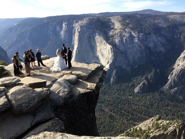 عروسی یک زوج در قله تافت پوینت در پارک ملی یوسمیتی کالیفرنیای امریکا در 27 سپتامبر 2018  - اسپوتنیک افغانستان  