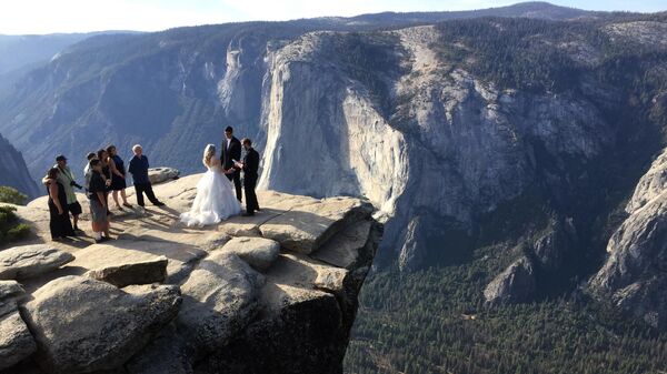 مراسم عروسی در قله تافت پوینت در پارک ملی یوسمیتی کالیفرنیا - اسپوتنیک افغانستان  