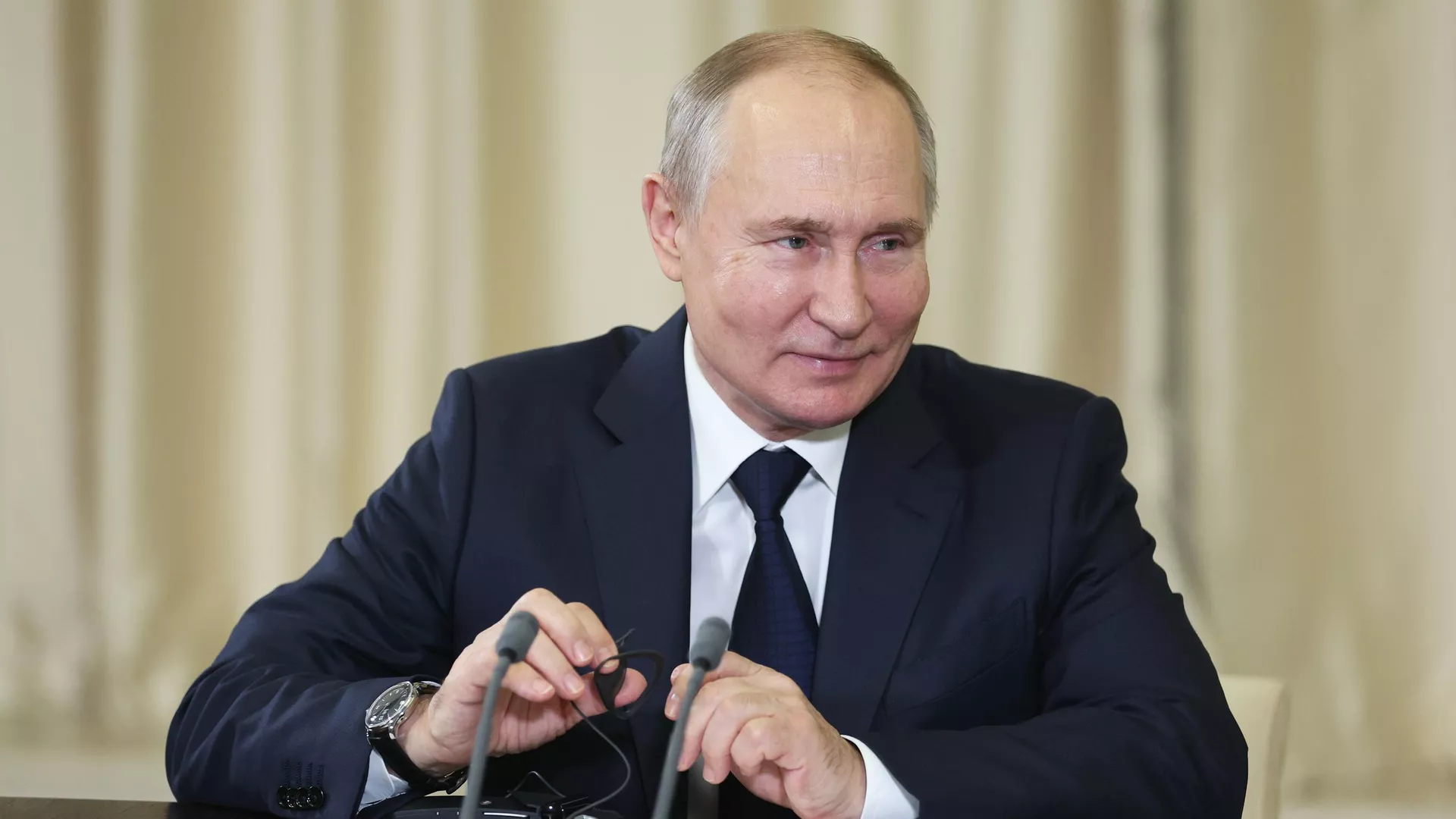 Президент России Владимир Путин во время встречи с заместителем председателя Центрального военного совета КНР Чжаном Юсей в Ново-Огарево Президент России Владимир Путин во время встречи с заместителем председателя Центрального военного совета КНР Чжаном Юсей в Ново-Огарево - اسپوتنیک افغانستان , 1920, 28.11.2023