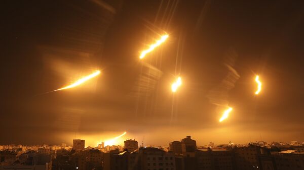 Израильские сигнальные ракеты освещают ночное небо в городе Газа - اسپوتنیک افغانستان  