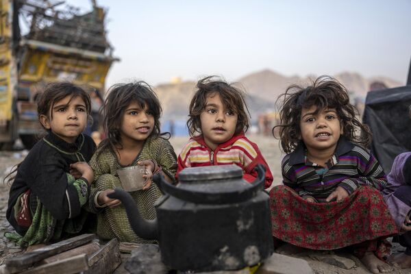 کودکان پناهندگان افغان در کمپ نزدیک مرز تورخم پاکستان و افغانستان. - اسپوتنیک افغانستان  