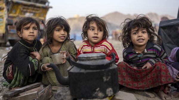 Афганские беженцы в лагере недалеко от пакистано-афганской границы в Торкхаме, Афганистан - اسپوتنیک افغانستان  