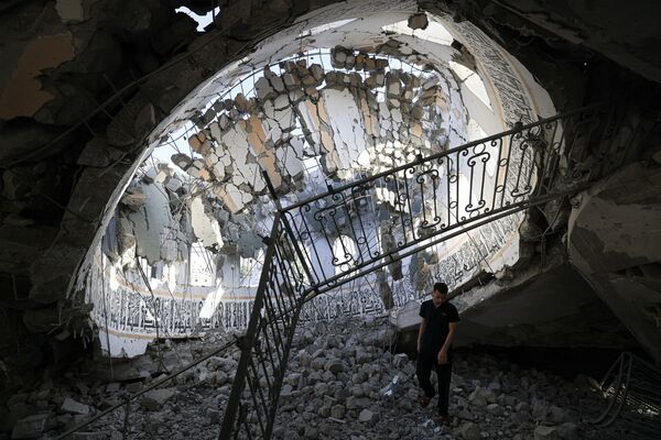 فلسطینی ها آوار مسجد خالد بن الولید را پس از بمباران اسرائیل در خان یونس در 8 نوامبر 2023 در حین نبردهای جاری بین اسرائیل و جنبش فلسطینی حماس بررسی می کنند. - اسپوتنیک افغانستان  