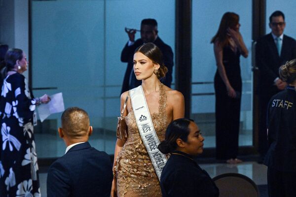 Rikkie Valerie Kolle، Miss Universe Netherlands 2023، در حال عکس گرفتن در طول یک مراسم جشن - اسپوتنیک افغانستان  