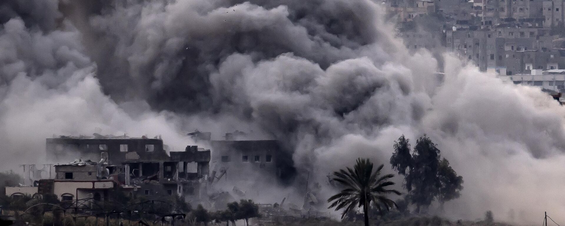 Столб дыма, поднимающийся во время израильской бомбардировки палестинского анклава на фоне продолжающихся боев - اسپوتنیک افغانستان  , 1920, 14.11.2023