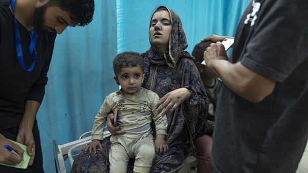 Раненные в результате израильской бомбардировки палестинцы, доставленные в больницу в Хан-Юнисе - اسپوتنیک افغانستان  