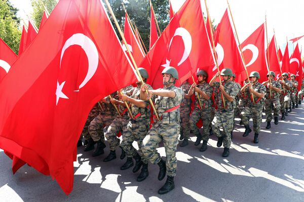 رژه سربازان ترکیه با پرچم های ملی این کشور در جشن های نود و هفتمین سالگرد روز پیروزی ترکیه در 30 آگوست 2019. روز پیروزی ترکیه، یک جشن ملی است که هر ساله در 30 آگوست برگزار می شود. این جشن به نیروهای مسلح ترکیه اختصاص دارد و نشان دهنده نبرد نهایی علیه نیروهای مسلح یونان در دوملو پینار در سال 1922 است. - اسپوتنیک افغانستان  