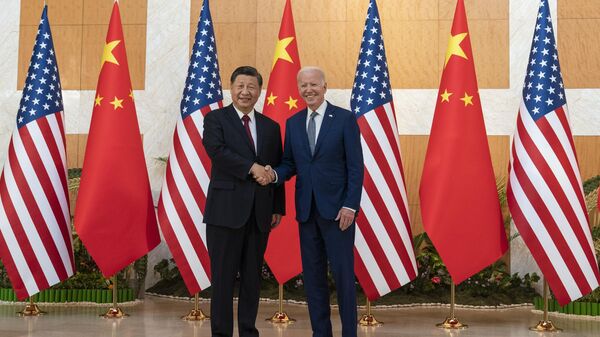 Президент США Джо Байден и президент Китая Си Цзиньпин пожимают друг другу руки перед встречей на полях саммита G20, Индонезия - اسپوتنیک افغانستان  