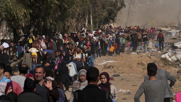 Палестинцы бегут в южную часть сектора Газа во время продолжающихся израильских бомбардировок - اسپوتنیک افغانستان  