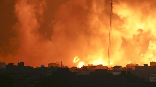 Огонь и дым поднимаются из зданий после израильских авиаударов по городу Газ, Палестина - اسپوتنیک افغانستان  