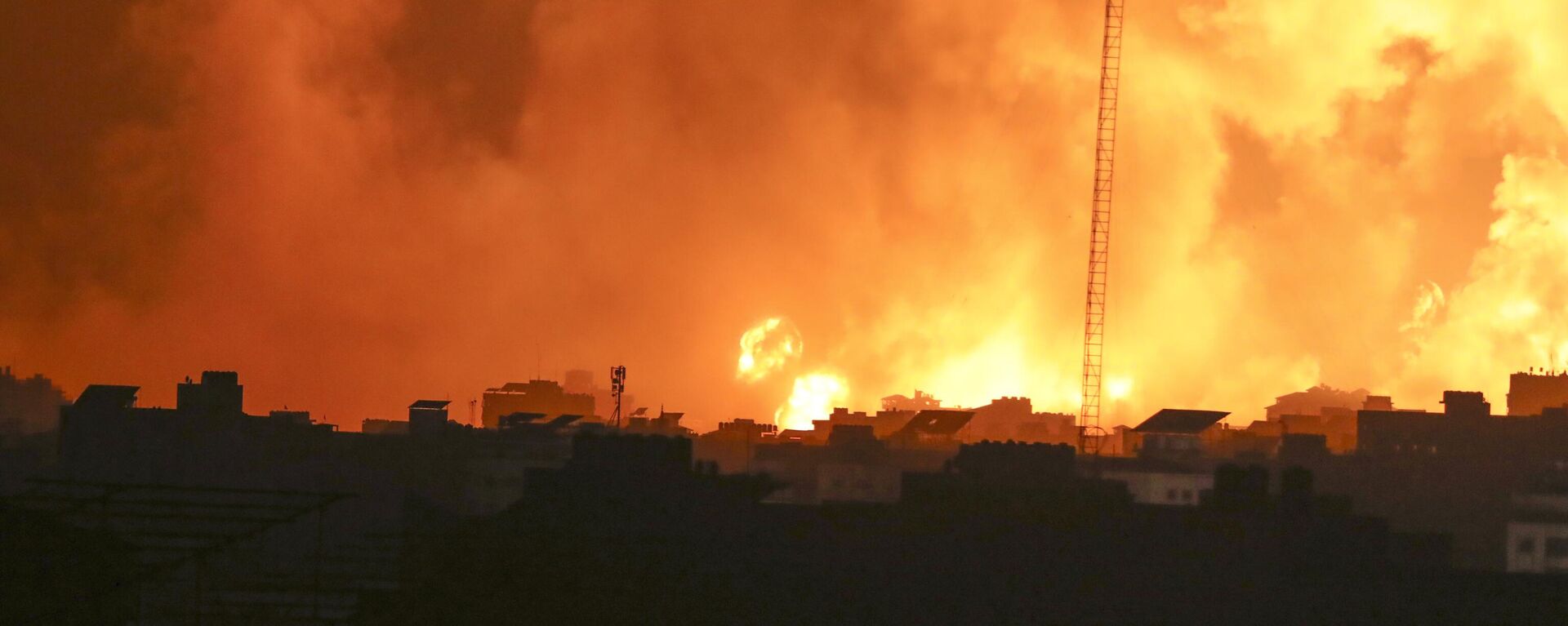 Огонь и дым поднимаются из зданий после израильских авиаударов по городу Газ, Палестина - اسپوتنیک افغانستان  , 1920, 21.11.2023