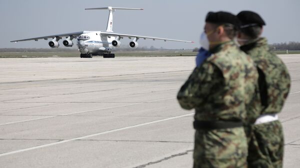 Военно-транспортный самолет ВКС России Ил-76 МД с гуманитарной помощью прибыл на военный аэродром в Батайнице в Сербии - اسپوتنیک افغانستان  