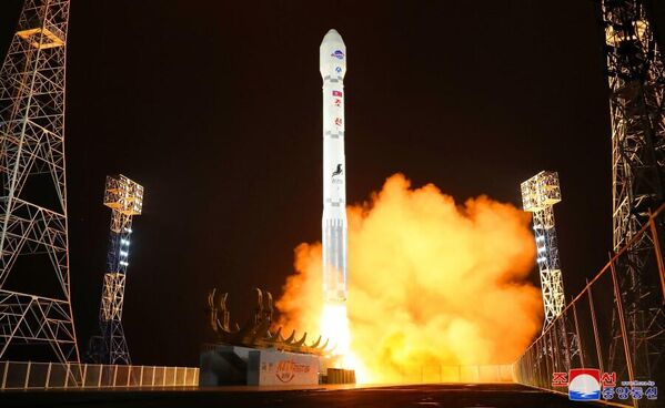 در ساعت 22:42 و 28 ثانیه روز 21 نومبر اداره کل مهندسی هوافضای ایالتی کوریای شمالی با موفقیت ماهواره شناسایی Manrigyong-1 را با بکارگیری از نوع جدیدی از موشک حامل، Chollima-1 به فضا پرتاب کرد. - اسپوتنیک افغانستان  