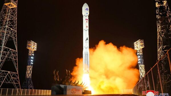 КНДР успешна запустила разведывательный спутник Манригён-1 на новой ракете Чхоллима-1 - اسپوتنیک افغانستان  