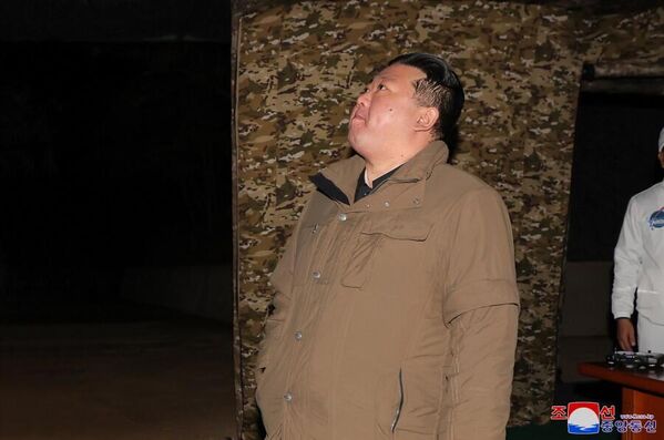 در ساعت 22:42 و 28 ثانیه روز 21 نومبر اداره کل مهندسی هوافضای ایالتی کوریای شمالی با موفقیت ماهواره شناسایی Manrigyong-1 را با بکارگیری از نوع جدیدی از موشک حامل، Chollima-1 به فضا پرتاب کرد. - اسپوتنیک افغانستان  