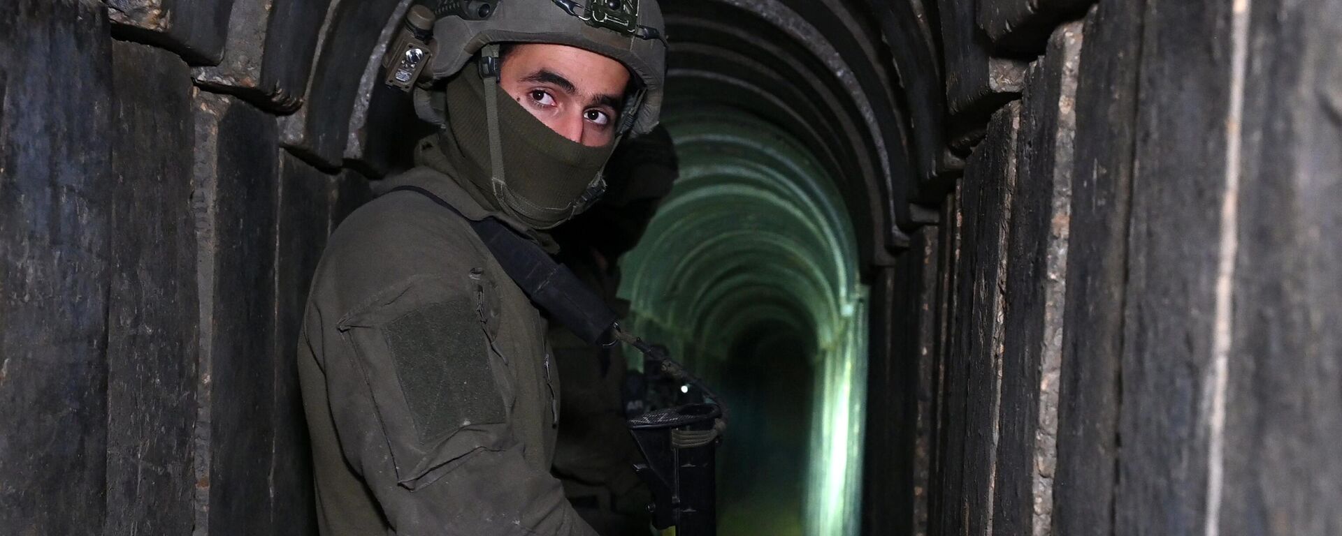 Солдат стоит в тоннеле, вырытом, по словам израильской армии, боевиками ХАМАС - اسپوتنیک افغانستان  , 1920, 23.11.2023
