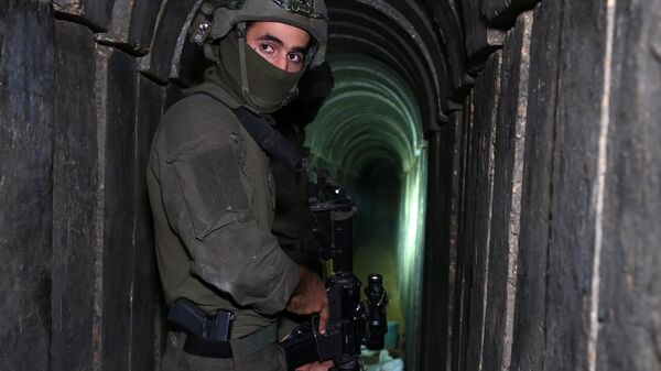 Солдат стоит в тоннеле, вырытом, по словам израильской армии, боевиками ХАМАС - اسپوتنیک افغانستان  