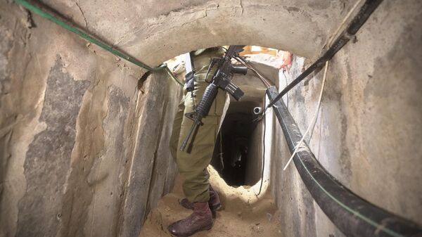 Израильский солдат стоит в подземном туннеле, обнаруженном под больницей Шифа в городе Газа - اسپوتنیک افغانستان  