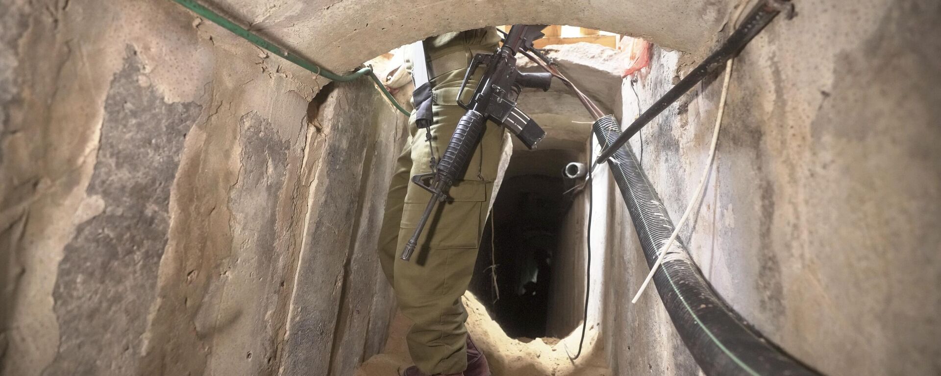 Израильский солдат стоит в подземном туннеле, обнаруженном под больницей Шифа в городе Газа - اسپوتنیک افغانستان  , 1920, 05.12.2023
