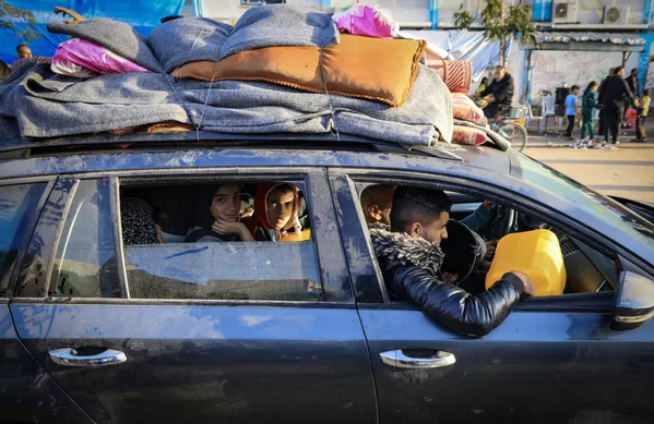 فلسطینیهای که به پناهگاههای مؤقت پناه برده بودند، در نخستین ساعات آتشبس چهار روزه در نبرد بین اسرائیل و شبهنظامیان حماس، در 24 نوامبر 2023، به خانههای خود در شرق خان یونس در جنوب نوار غزه بازگشتند. آتش بس در جنگ اسرائیل و حماس در 24 نوامبر آغاز شد و گروگان ها در ازای اسرا در اولین مهلت بزرگ در هفت هفته جنگ که هزاران کشته برجای گذاشت آزاد می شوند. فلسطینیهای که به پناهگاههای مؤقت پناه برده بودند، در نخستین ساعات آتشبس چهار روزه در نبرد بین اسرائیل و شبهنظامیان حماس، در 24 نوامبر 2023، به خانههای خود در شرق خان یونس در جنوب نوار غزه بازگشتند. آتش بس در جنگ اسرائیل و حماس در 24 نوامبر آغاز شد و گروگان ها در ازای اسرا در اولین مهلت بزرگ در هفت هفته جنگ که هزاران کشته برجای گذاشت آزاد می شوند. - اسپوتنیک افغانستان