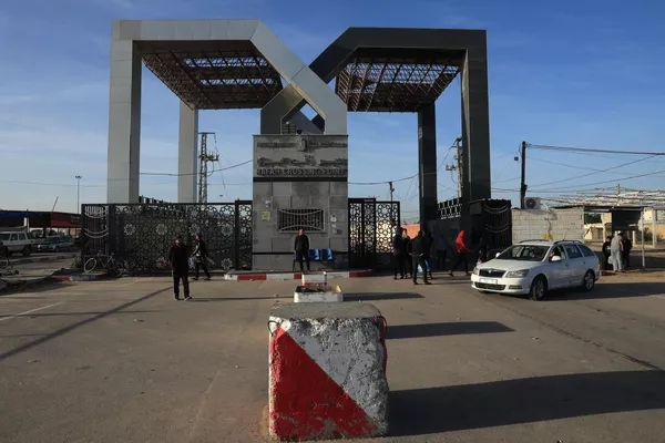 فلسطینیهای که به پناهگاههای مؤقت پناه برده بودند، در نخستین ساعات آتشبس چهار روزه در نبرد بین اسرائیل و شبهنظامیان حماس، در 24 نوامبر 2023، به خانههای خود در شرق خان یونس در جنوب نوار غزه بازگشتند. آتش بس در جنگ اسرائیل و حماس در 24 نوامبر آغاز شد و گروگان ها در ازای اسرا در اولین مهلت بزرگ در هفت هفته جنگ که هزاران کشته برجای گذاشت آزاد می شوند. فلسطینیهای که به پناهگاههای مؤقت پناه برده بودند، در نخستین ساعات آتشبس چهار روزه در نبرد بین اسرائیل و شبهنظامیان حماس، در 24 نوامبر 2023، به خانههای خود در شرق خان یونس در جنوب نوار غزه بازگشتند. آتش بس در جنگ اسرائیل و حماس در 24 نوامبر آغاز شد و گروگان ها در ازای اسرا در اولین مهلت بزرگ در هفت هفته جنگ که هزاران کشته برجای گذاشت آزاد می شوند. - اسپوتنیک افغانستان