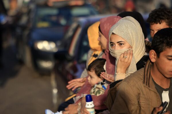 فلسطینی‌های که به پناهگاه‌های موقت پناه برده بودند، در نخستین ساعات آتش‌بس چهار روزه در نبرد بین اسرائیل و شبه‌نظامیان حماس، در 24 نوامبر 2023، به خانه‌های خود در شرق خان یونس در جنوب نوار غزه بازگشتند. آتش بس در جنگ اسرائیل و حماس در 24 نوامبر آغاز شد و گروگان ها در ازای اسرا در اولین مهلت بزرگ در هفت هفته جنگ که هزاران کشته برجای گذاشت آزاد می شوند - اسپوتنیک افغانستان  