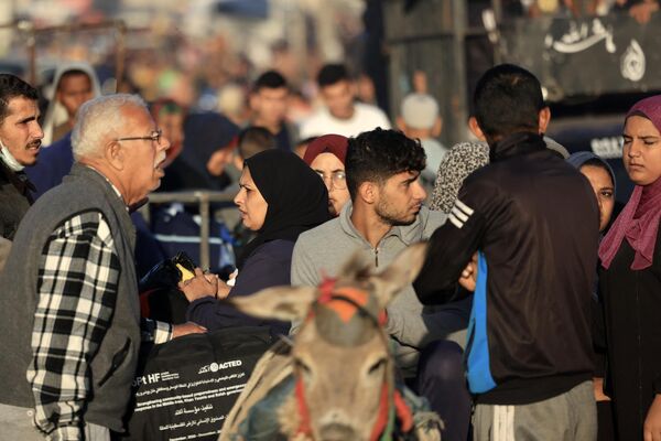 فلسطینی‌های که به پناهگاه‌های مؤقت پناه برده بودند، در نخستین ساعات آتش‌بس چهار روزه در نبرد بین اسرائیل و شبه‌نظامیان حماس، در 24 نوامبر 2023، به خانه‌های خود در شرق خان یونس در جنوب نوار غزه بازگشتند. آتش بس در جنگ اسرائیل و حماس در 24 نوامبر آغاز شد و گروگان ها در ازای اسرا در اولین مهلت بزرگ در هفت هفته جنگ که هزاران کشته برجای گذاشت آزاد می شوند. - اسپوتنیک افغانستان  