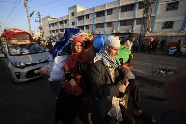فلسطینیهای که به پناهگاههای موقت پناه برده بودند، در نخستین ساعات آتشبس چهار روزه در نبرد بین اسرائیل و شبهنظامیان حماس، در 24 نوامبر 2023، به خانههای خود در شرق خان یونس در جنوب نوار غزه بازگشتند. آتش بس در جنگ اسرائیل و حماس در 24 نوامبر آغاز شد و گروگان ها در ازای اسرا در اولین مهلت بزرگ در هفت هفته جنگ که هزاران کشته برجای گذاشت آزاد می شوند فلسطینیهای که به پناهگاههای موقت پناه برده بودند، در نخستین ساعات آتشبس چهار روزه در نبرد بین اسرائیل و شبهنظامیان حماس، در 24 نوامبر 2023، به خانههای خود در شرق خان یونس در جنوب نوار غزه بازگشتند. آتش بس در جنگ اسرائیل و حماس در 24 نوامبر آغاز شد و گروگان ها در ازای اسرا در اولین مهلت بزرگ در هفت هفته جنگ که هزاران کشته برجای گذاشت آزاد می شوند - اسپوتنیک افغانستان
