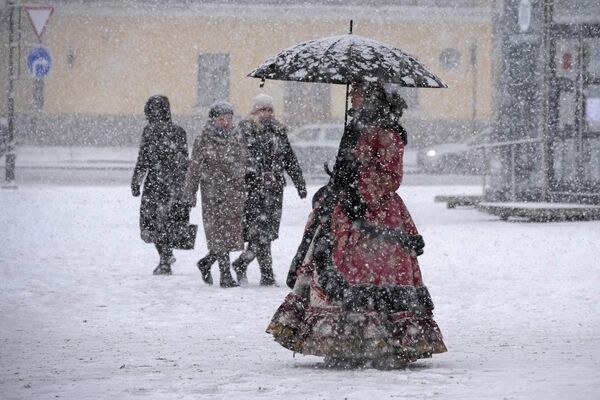 یک مجسمه خیابانی متعلق به قرن هجدهم در سن پترزبورگ در برف. - اسپوتنیک افغانستان  