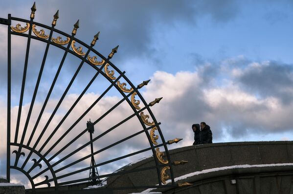 مردم روی پل پراچنی در سن پترزبورگ. - اسپوتنیک افغانستان  