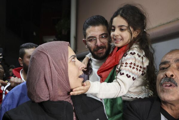 آیلول دختر فاطمه شاهین پس از آزادی از زندان اسرائیل به عنوان بخشی از توافق آتش بس بین اسرائیل و حماس در اردوگاه آوارگان الدحیشه در کرانه باختری اشغالی بیت لحم، در 24 نوامبر 2023، به آرامی گونه مادرش را نوازش می کند. پس از 48 روز تیراندازی و بمباران‌هایی که جان هزاران نفر را گرفت، اولین گروگان‌هایی که براساس توافق آتش‌بس بین اسرائیل و حماس آزاد شدند، در 24 نوامبر تحویل داده شدند، هر دو طرف گفتند، تقریباً هفت هفته پس از دستگیری آنها. (نگاره از حازم بادر / خبرگزاری فرانسه) - اسپوتنیک افغانستان  