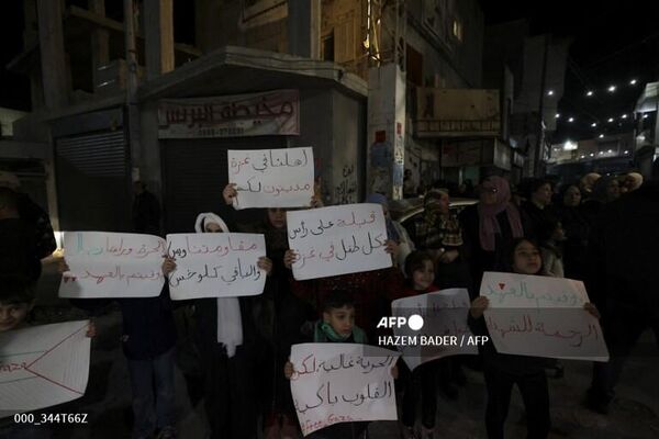 بستگان فاطمه شاهین پس از آزادی وی از زندان اسرائیل به عنوان بخشی از توافق آتش بس بین اسرائیل و حماس در اردوگاه آوارگان الدحیشه در کرانه باختری اشغالی بیت لحم، در 24 نوامبر 2023، منتظر ورود او هستند. پس از 48 روز تیراندازی و بمباران هر دو طرف گفتند، تقریباً هفت هفته پس از دستگیری، هزاران نفر، اولین گروگان‌هایی که بر اساس توافق آتش‌بس بین اسرائیل و حماس آزاد شدند، در 24 نوامبر تحویل داده شدند. (نگاره از حازم بادر / خبرگزاری فرانسه) - اسپوتنیک افغانستان  