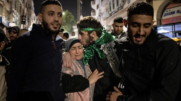 Палестинский заключенный обнимает свою мать после освобождения из израильской тюрьмы в обмен на израильских заложников, Палестина - اسپوتنیک افغانستان  