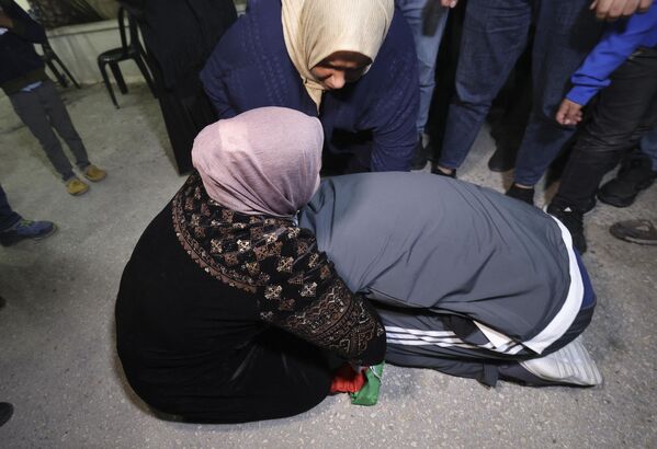 یک زندانی فلسطینی پس از آزادی از زندان اسرائیل در ازای گروگان های اسرائیلی که توسط حماس از نوار غزه در رام الله در کرانه باختری اشغالی در 26 نوامبر 2023 آزاد شده بود مادرش را در آغوش می گیرد. سرویس زندان اسرائیل اعلام کرد 39 زندانی فلسطینی در تاریخ 26 نوامبر آزاد شدند. 26 نوامبر 2023 بر اساس توافقنامه آتش بس بین اسرائیل و حماس در نوار غزه. این اعلامیه پس از آن منتشر شد که 13 گروگان اسرائیلی به همراه سه شهروند تایلندی و یک شهروند دوتابعیتی روسیه-اسرائیلی در خاک فلسطین آزاد شدند.  - اسپوتنیک افغانستان  
