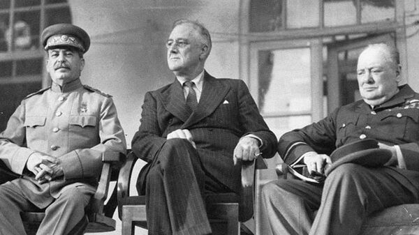 Иосиф Сталин, Франклин Рузвельт и Уинстон Черчилль во время Тегеранской конференции. 1943 год  - اسپوتنیک افغانستان  