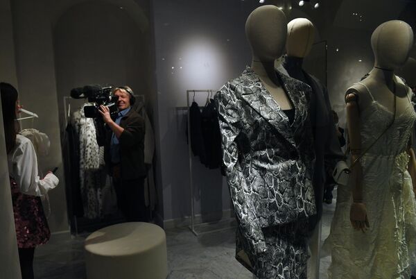 بازدیدکنندگان از فروشگاه POP UP طراحان روسی، جایی که می توانند لباس مورد علاقه خود را از نمایشگاه بزرگ مارک های روسی که در نمایشگاه GUM در آستانه راه اندازی  انجمن بین المللی BRICS + Fashion  برگزار شد، خریداری کنند - اسپوتنیک افغانستان  