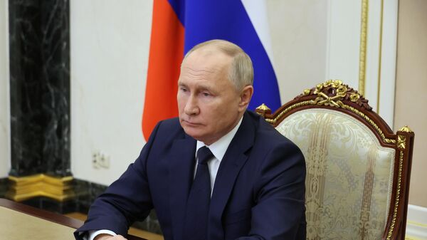 Президент РФ Владимир Путин в режиме видеоконференции проводит совещание с постоянными членами Совета безопасности РФ - اسپوتنیک افغانستان  