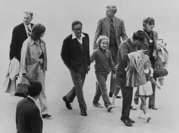 هنری کیسینجر مشاور ویژه رئیس جمهور ایالات متحده نیکسوندر حالی که دست پسرش، دیوید کیسینجر را گرفته، در 15 اوت 1971 برای شرکت در سالگرد ازدواج والدینش به سوئیس می آید. - اسپوتنیک افغانستان  