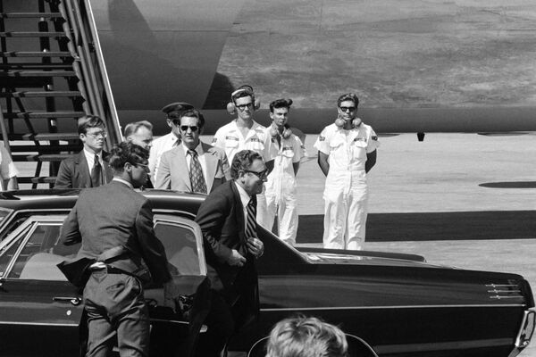 هنری کیسینجر، مشاور امنیت ملی ایالات متحده پس از دیدار با نگوین ون تیو، رئیس جمهور ویتنام جنوبی در سال 1972، سایگون را ترک می کند. - اسپوتنیک افغانستان  
