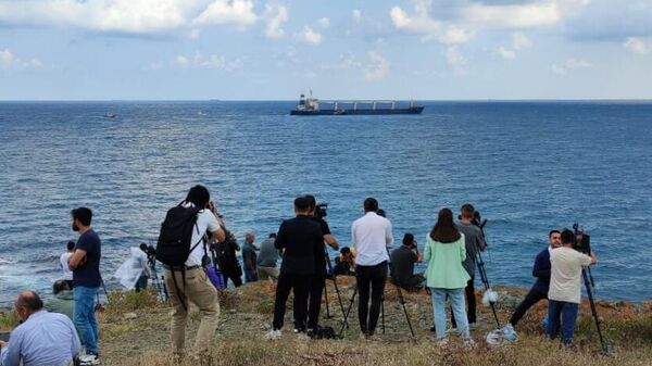 Журналисты снимают сухогруз Razoni - первое судно, прибывающее с украинским зерном в Стамбул - اسپوتنیک افغانستان  
