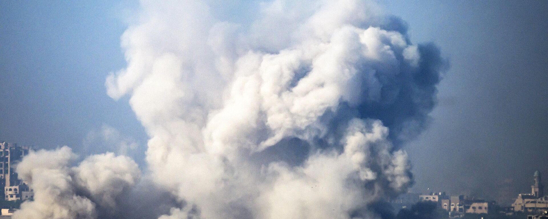 Дым, поднимающийся из зданий, пострадавших от израильских ударов в ходе боев между Израилем и боевиками ХАМАС - اسپوتنیک افغانستان  , 1920, 06.12.2023