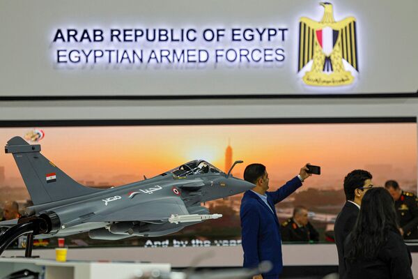 یک مدل از جنگنده جت رافال ساخت فرانسه در روز گشایش سومین دوره نمایشگاه دفاع مصر (ایدکس-2023). - اسپوتنیک افغانستان  