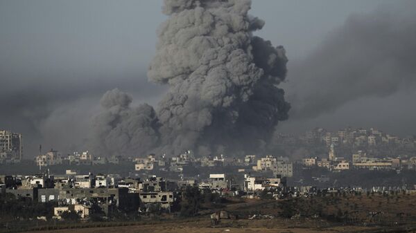 Дым поднимается после израильского авиаудара, Израиль - اسپوتنیک افغانستان  