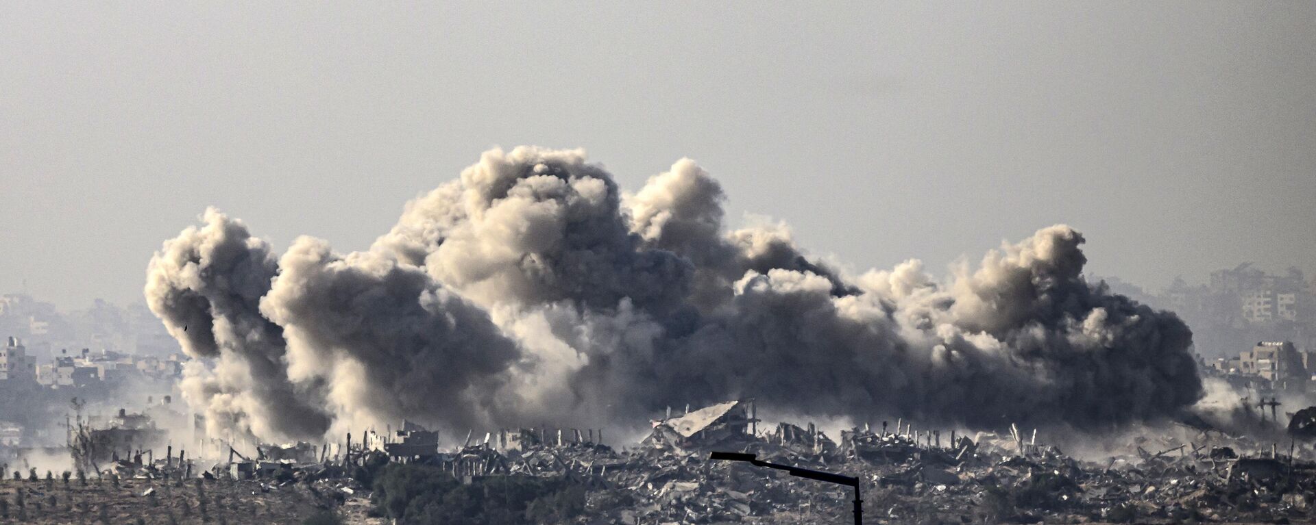 Дым, поднимающийся над зданиями после израильских ударов после возобновления боев между Израилем и боевиками ХАМАС, 2 декабря 2023 года - اسپوتنیک افغانستان  , 1920, 24.01.2024